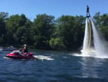 Σοβαρός τραυματισμός 39χρονου με flyboard στη Σαντορίνη
